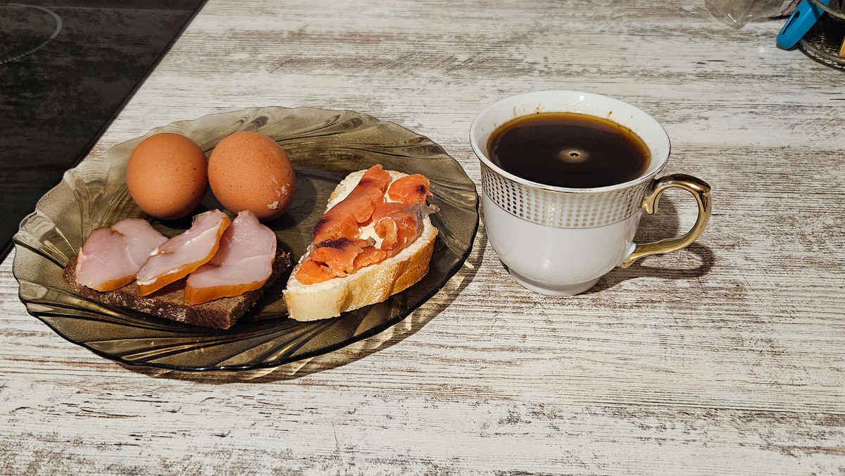 Завтрак. Яйца, хлеб с карпаччо, бутер с маслом и кижучем. 357 ккал.