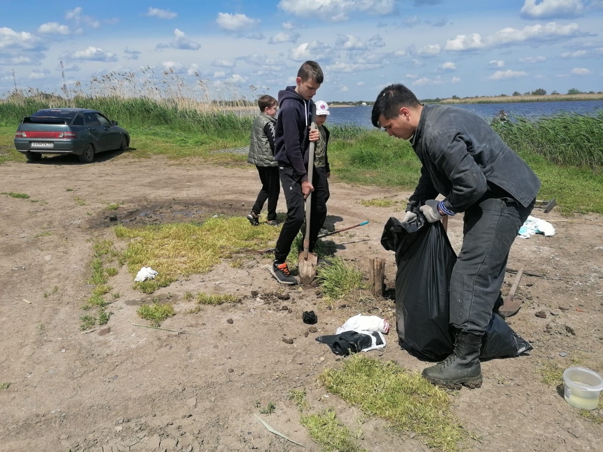 Уборка и уход за территорией возле реки Сосыка были на плечах местных жителей.
