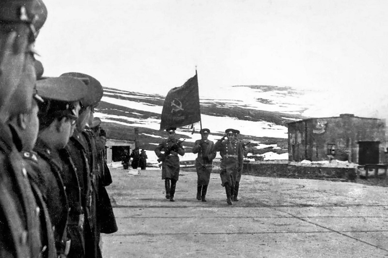 Фото 9 мая 1975 г. с построением батальона, опубликованное В. Ковалем в группе служивших здесь в Одноклассниках.
