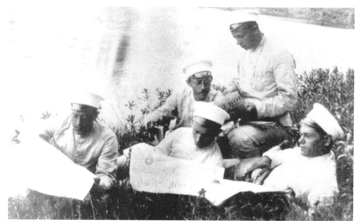 Меннониты за чтением газет во время альтернативной службы в лесничестве. Российская империя, 1907 г.