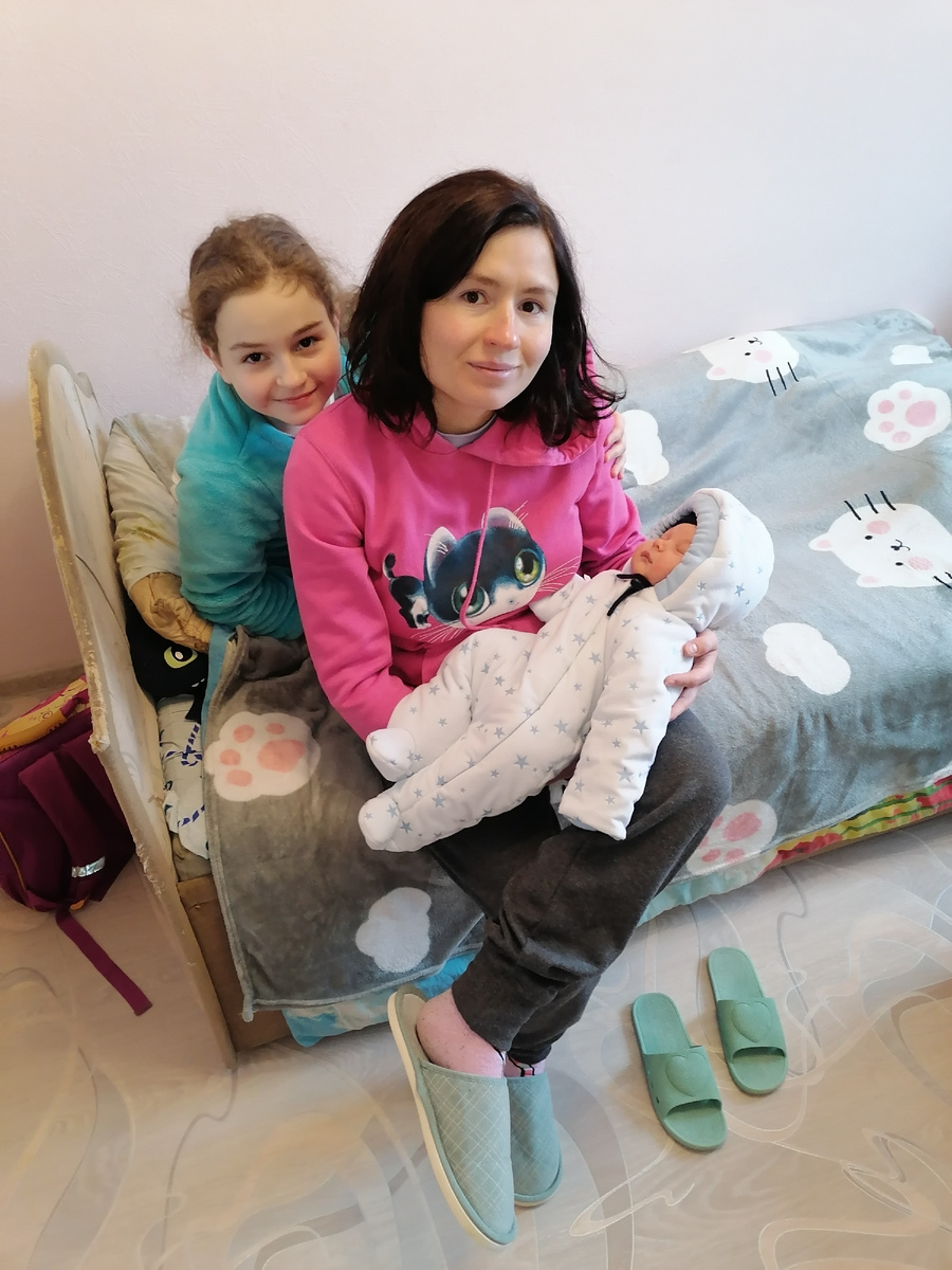 Это 2022 год, мой день рождения, старшему ребёнку 10 лет и младшему 2 недели 