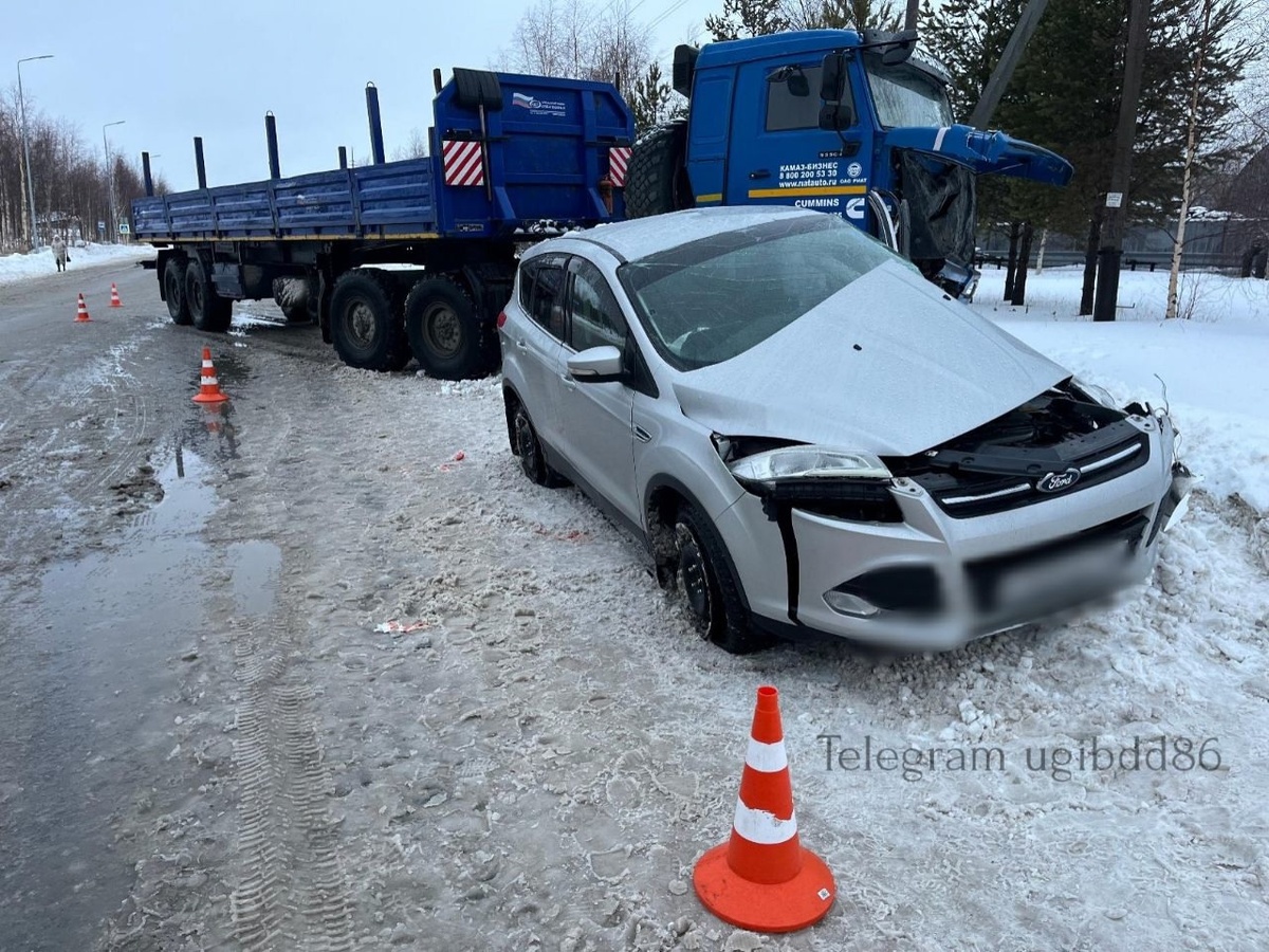    В Когалыме водитель легкового автомобиля не пропустил грузовик