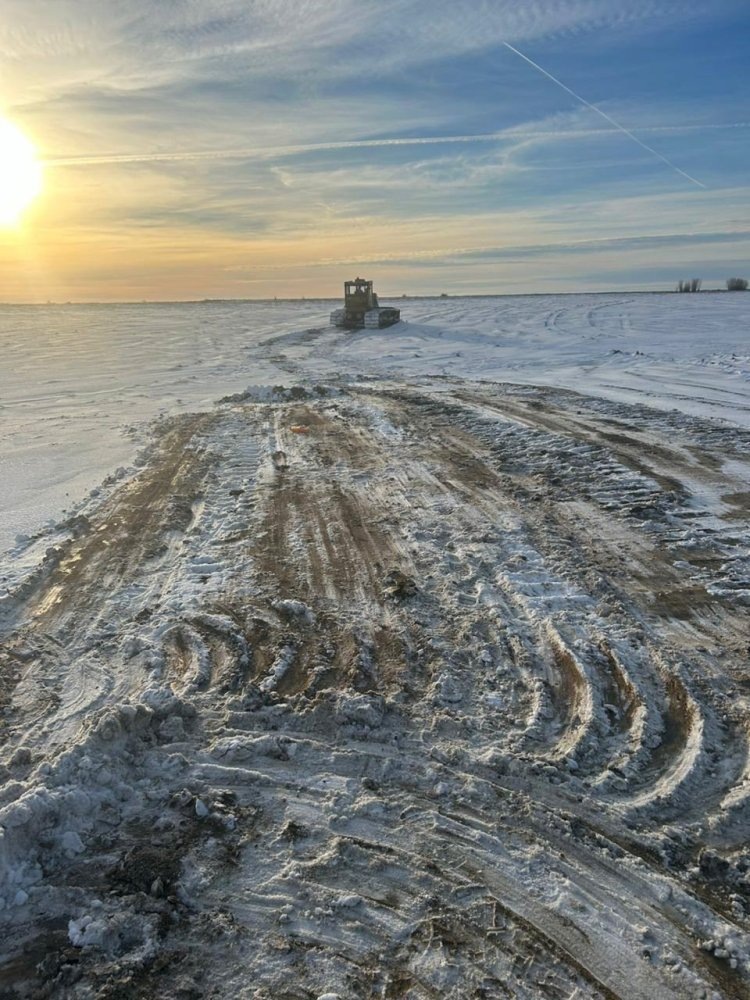    В Югре даже в период оттепели не прекращают строительство зимних автодорог