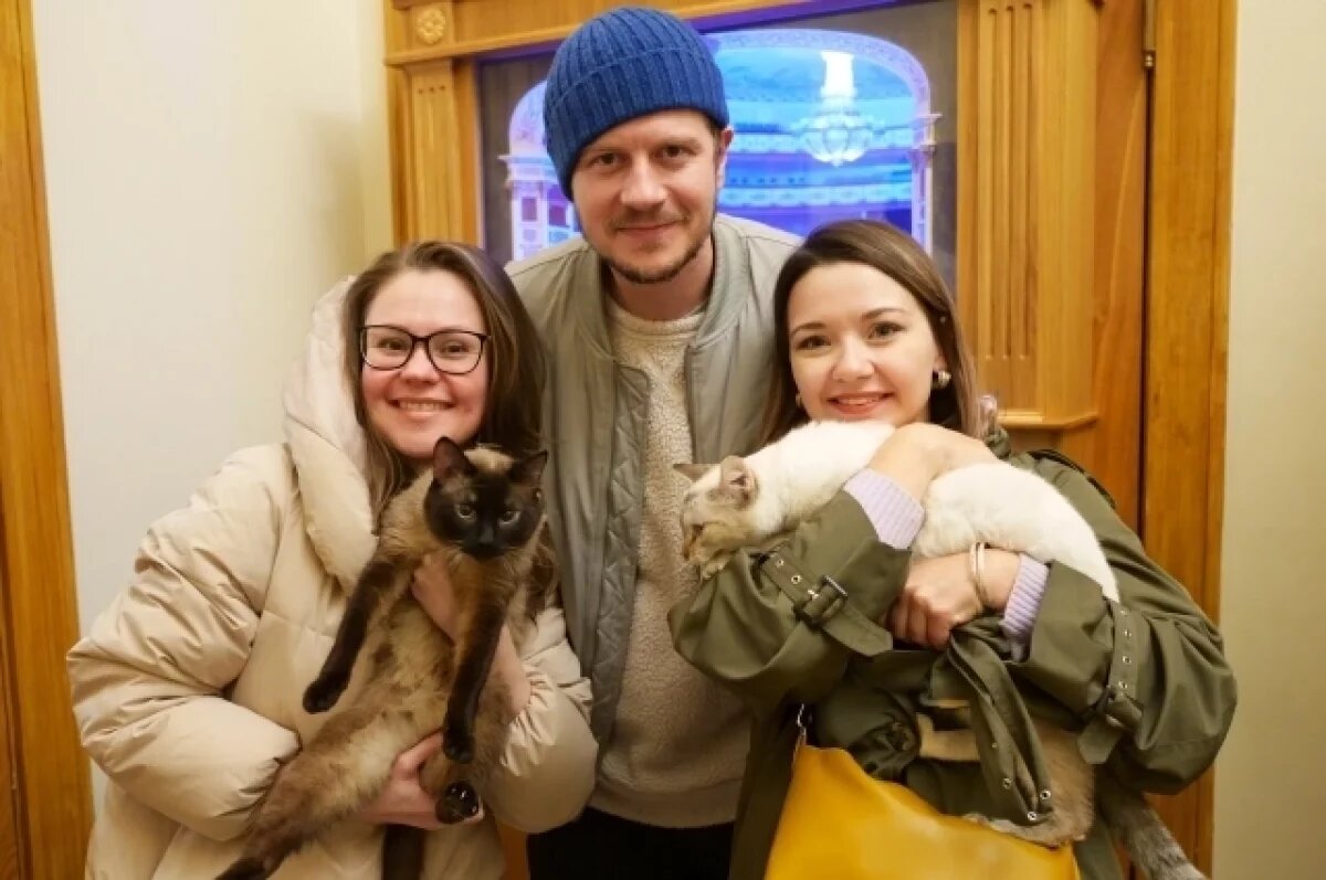    Волонтеры и актер Тихон Жизневский.