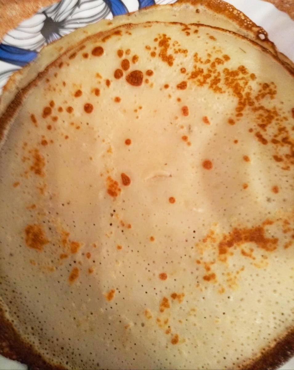 Если хотите, чтобы блины были "ажурные", в дырочку, нужно ввести в готовое тесто немного крутого кипятка. 