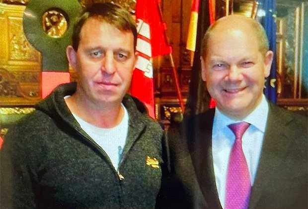 2012 год. Николай Гайдук (слева) и Олаф Шольц, в то время — бургомистр Гамбурга. Снимок найден в телефоне задержанного. Кадр: ЦОС ФСБ