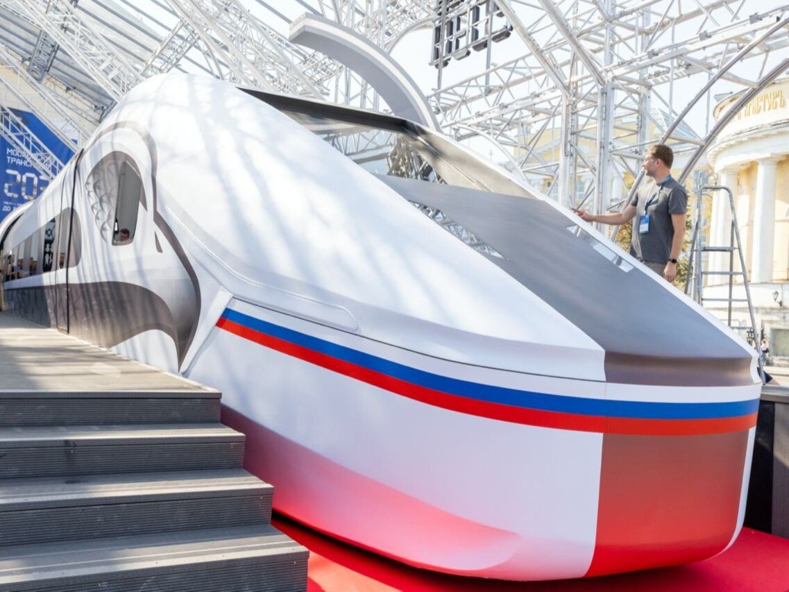 В 2028 году изготовят 28 составов для высокоскоростной магистрали (ВСМ) Москва — Санкт-Петербург, сообщает ТАСС. Первые 6 поездов поставят РЖД в первом квартале, во втором и третьем — планируют выпустить ещё по семь составов, а в четвёртом — восемь. Поезда для ВСМ изготовят на заводе «Уральские локомотивы».