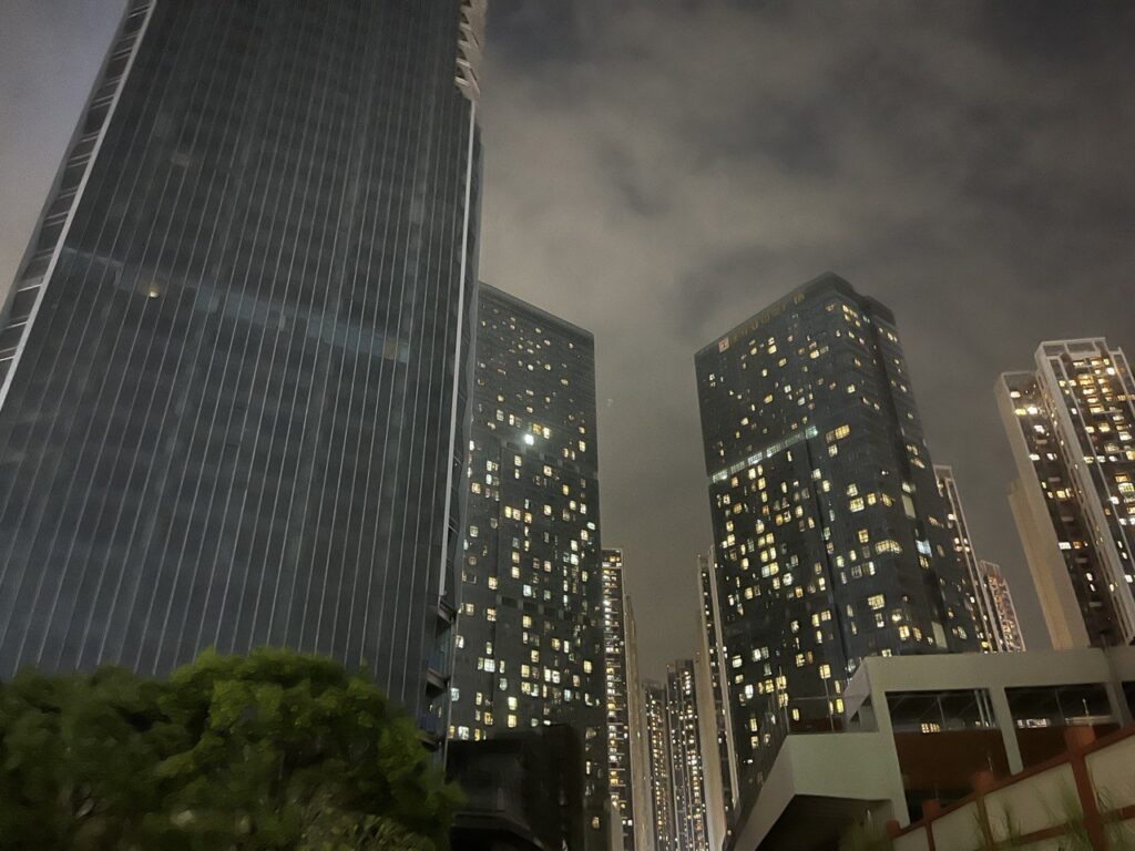 Торговый дефицит США с Китаем такой огромный, что кажется, будто Америка просто решила запастись китайскими товарами на случай глобального дефицита всего, что производится в Поднебесной. 