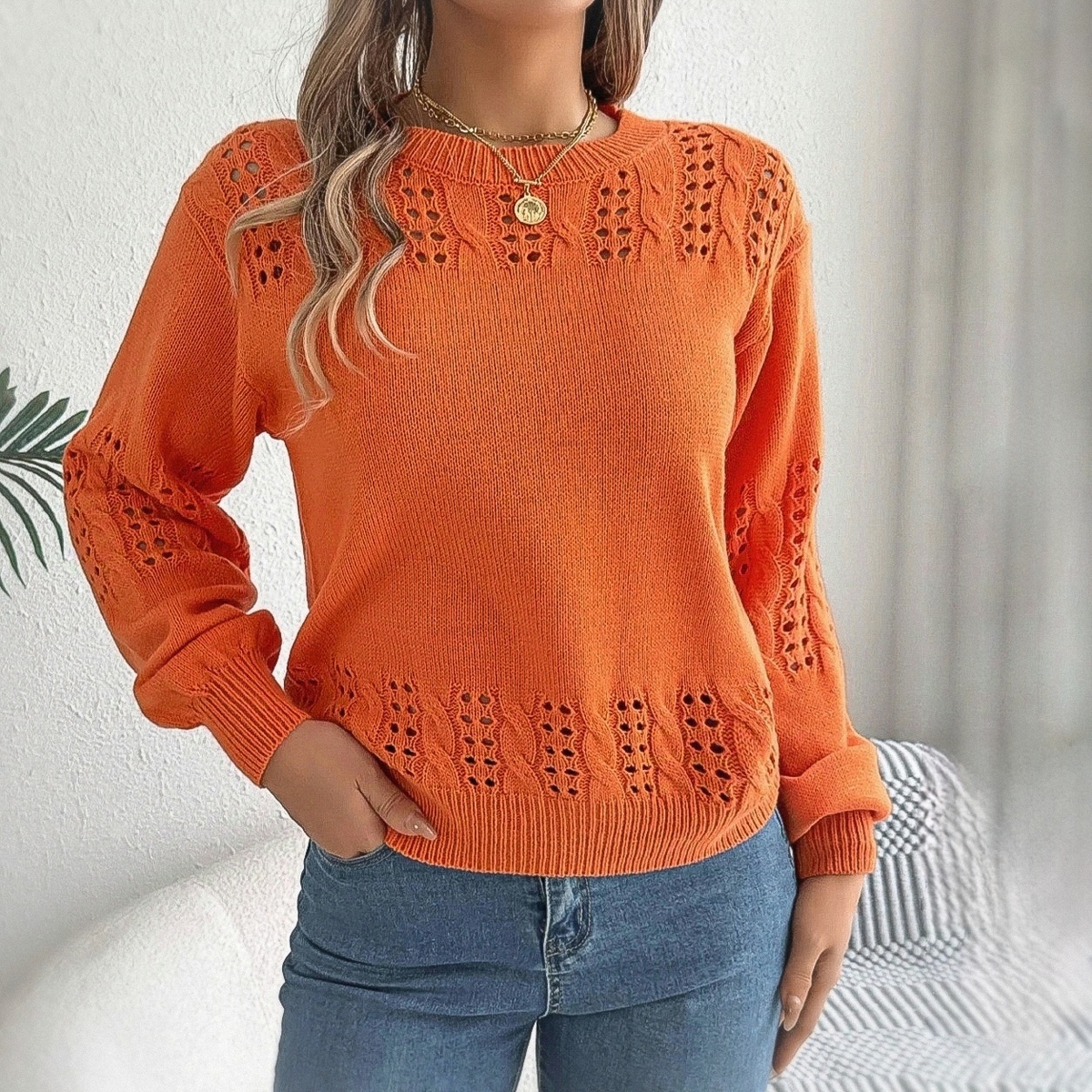 Апельсиновый джемпер с ажурными вставками