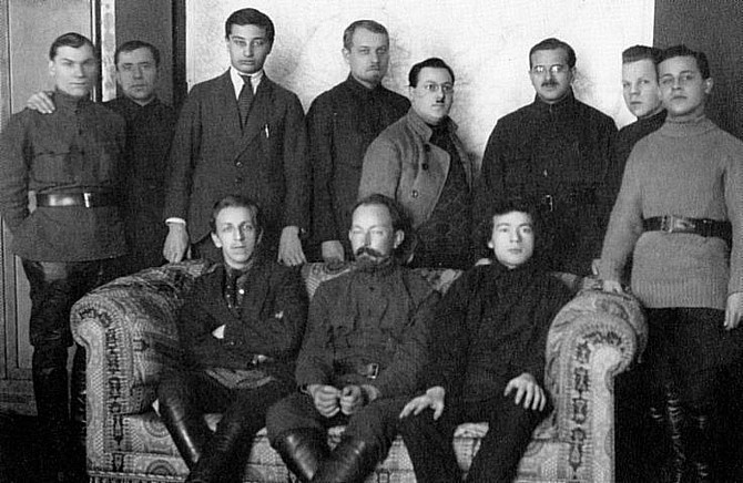 Ф. Э. Дзержинский в кругу бывших беспризорников.