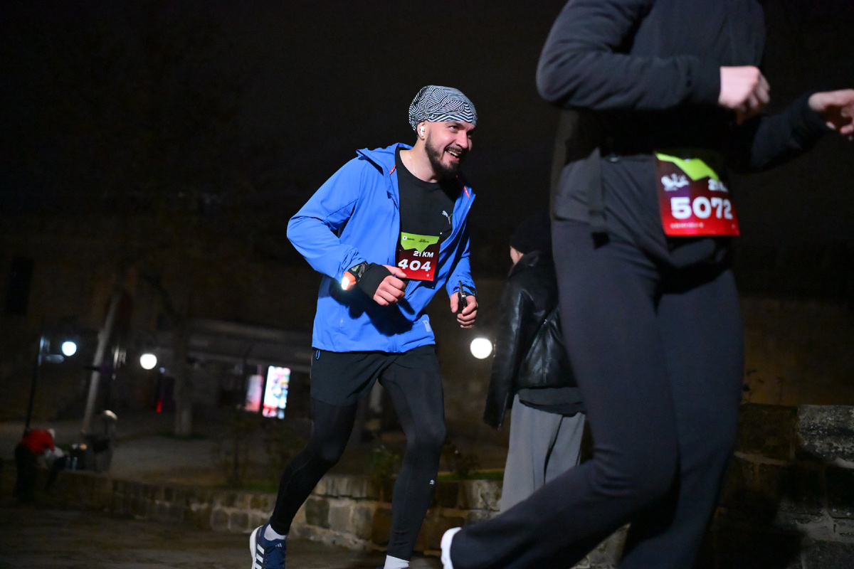 Фото с ночного полумарафона "Огни Дербента". На такой дистанции хватило 1 энергогеля, но когда я бежал Московский марафон, там ушло 4.