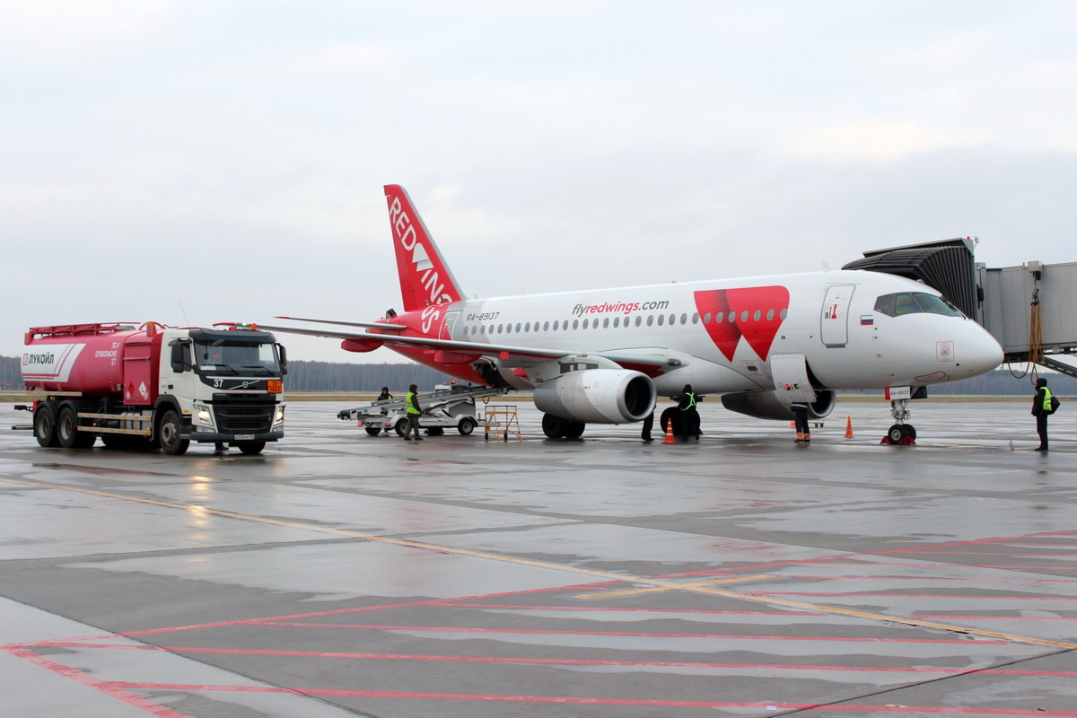 Представить жизнь современного человека без транспорта невозможно. Но есть транспортные структуры, внутри которых используется свой транспорт. Скажем, аэропорт. Большую часть спецтехники пассажиры иди не видят или видят очень редко. Сегодня в День работника транспорта немного расскажу и о нем. К слову, в России насчитывается более 400 отраслей производственной и непроизводственной сферы, и практически каждая из них так или иначе связана с работой транспортников. В настоящее время в этой сфере заняты более 4 миллионов человек. Это работники дорожного хозяйства и воздушного транспорта, автомобилисты и железнодорожники, моряки и речники, сотрудники метрополитена, специалисты по мультимодальным перевозкам, специалисты в сфере транспортного планирования, транспортной безопасности, административный и вспомогательный персонал.