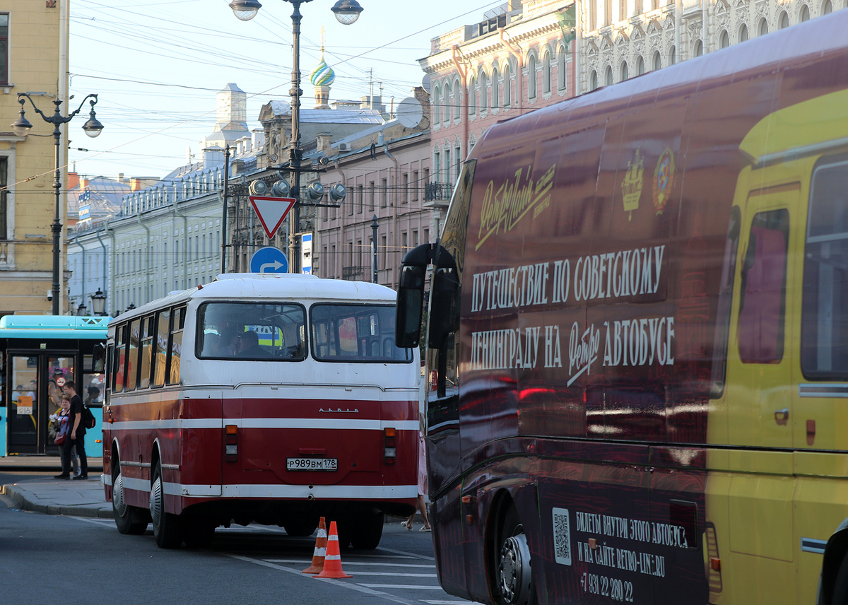 РетроЛайн "Путешествие по советскому Ленинграду" на ретро автобусе - шикарная реклама на бортах необычного автобуса "Волжанин Дельфин"