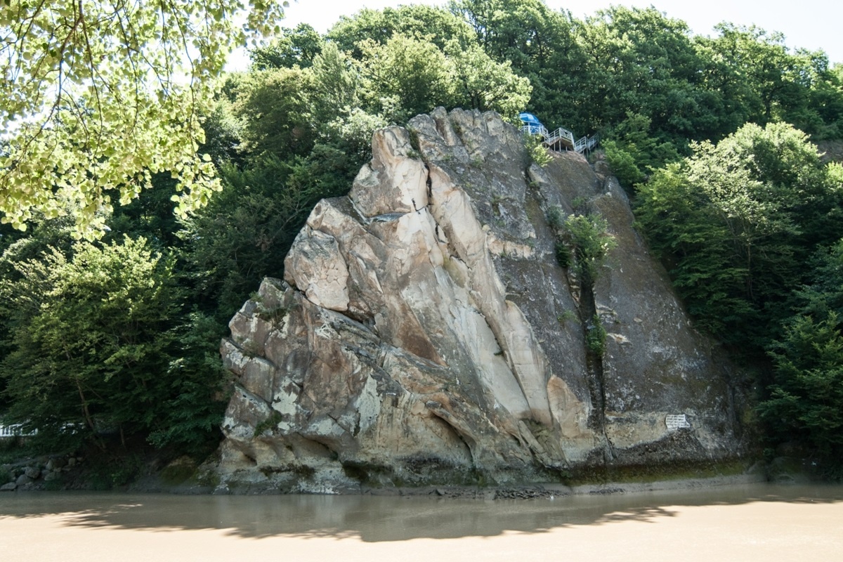 Знаменитая скала «Петушок» под Горячим Ключом. Здесь, в одном из гротов наблюдается редкий эффект усиления всех звуков. 
Фото: Михаил Ступин