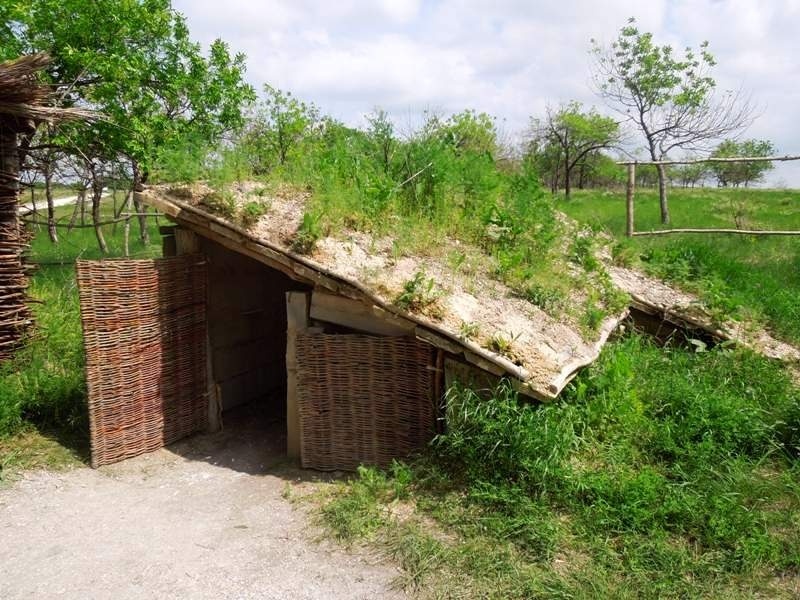 Реконструкция полуземлянки с археологического парка в Дивногорье.