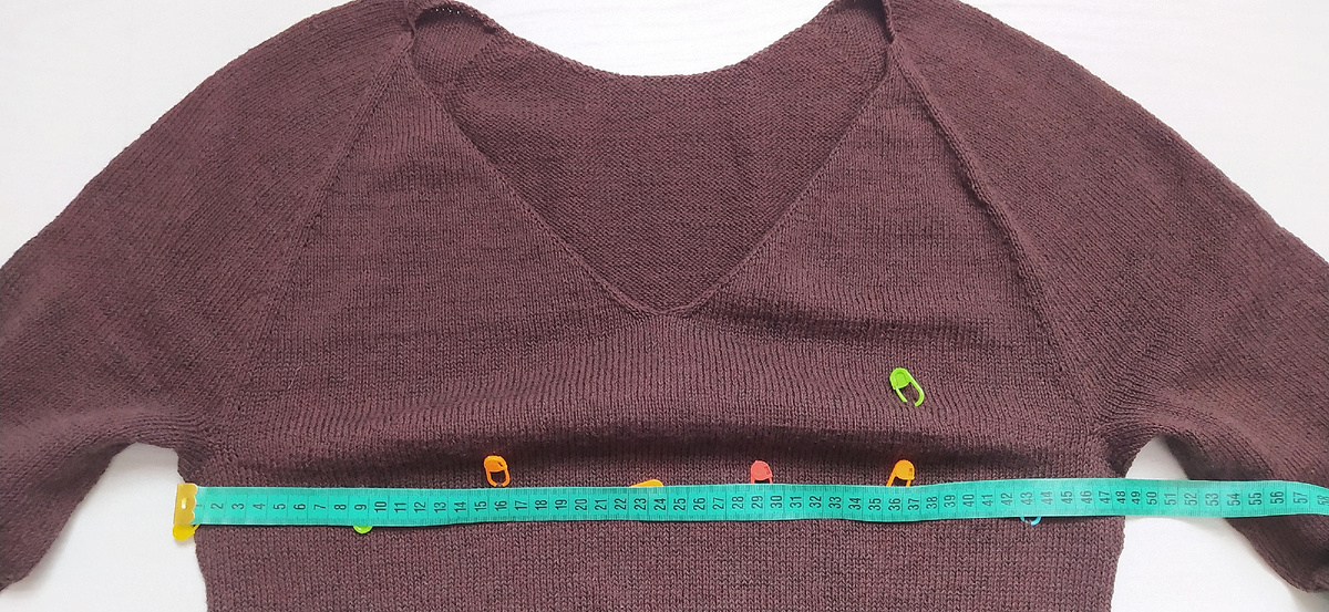 Ширина изделия в области подрезов - 48 см.