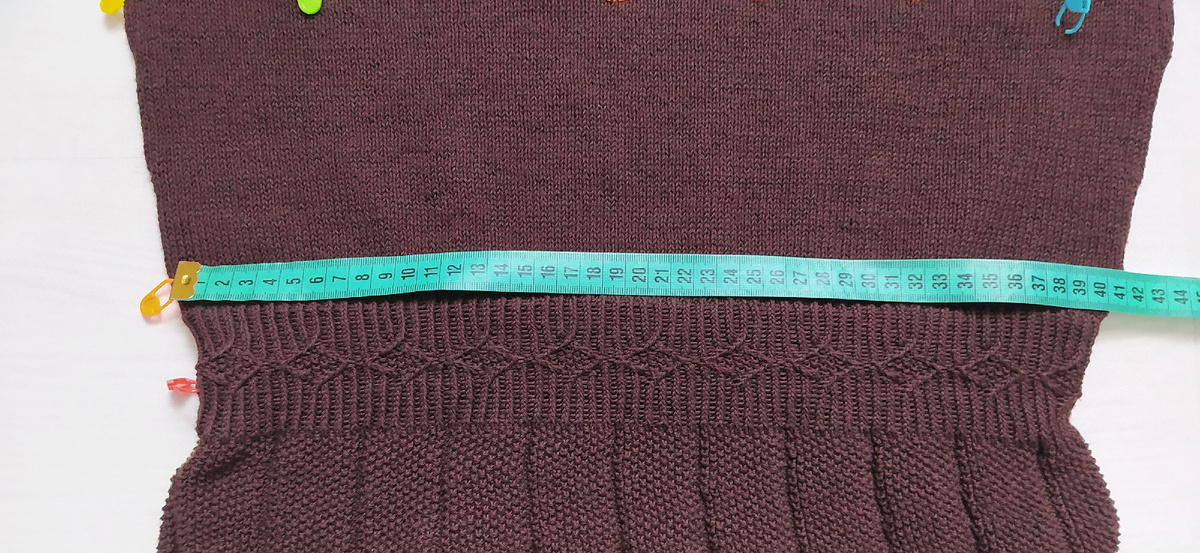 Ширина изделия до пояса - 40 см. Убавлено 12 петель по боковым линиям и 8 петель по центральным линиям переда и спинки.
