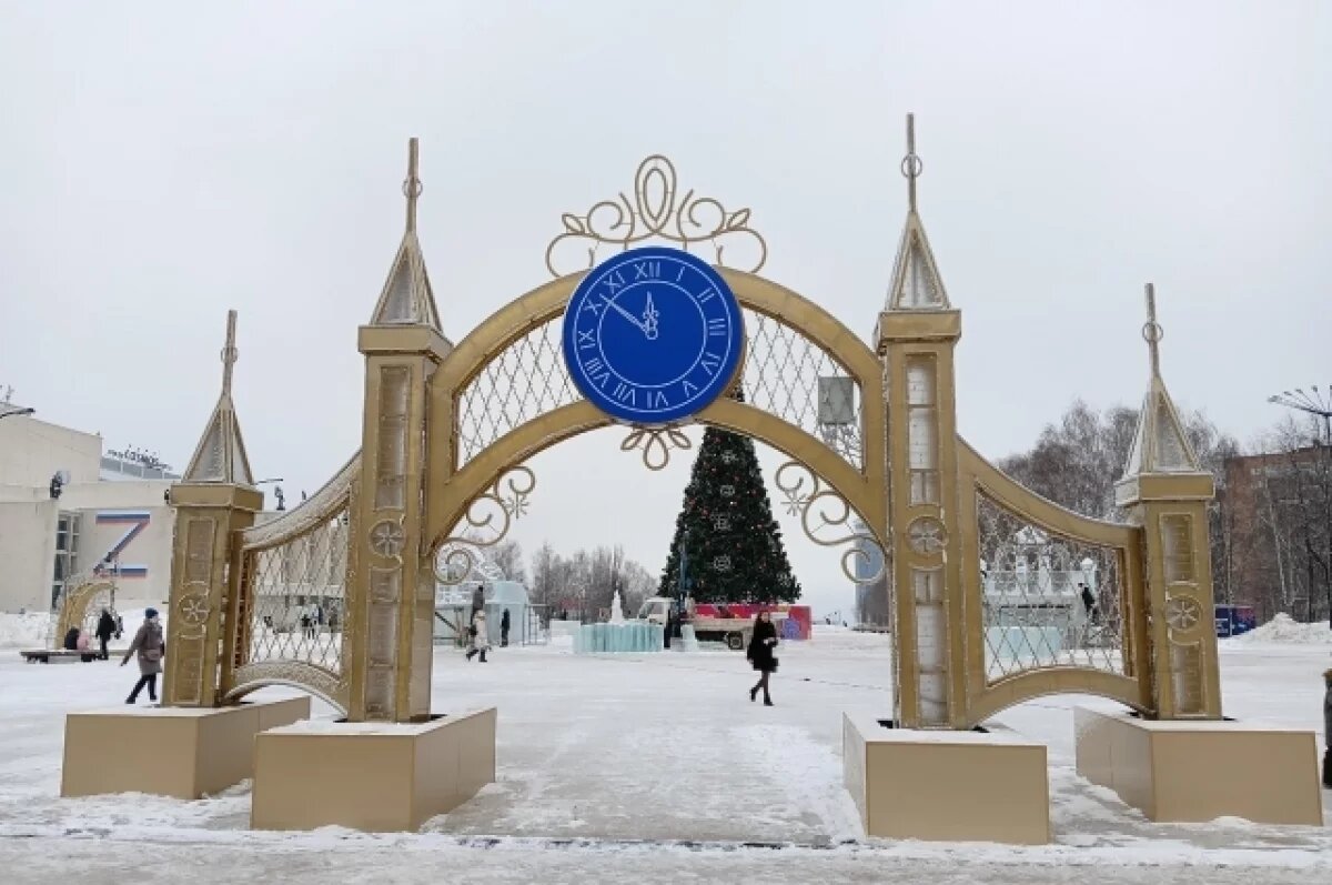    На Центральной площади в Ижевске начали устанавливать новогоднюю ель