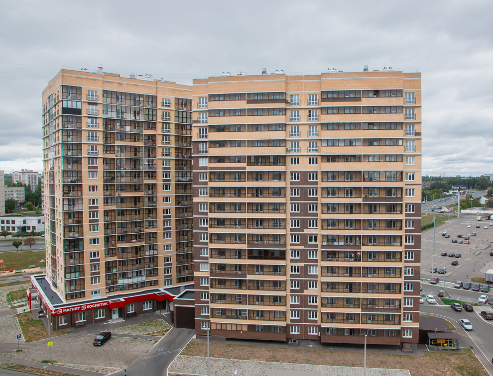 Дворов полноценных нет. Везде парковки😕