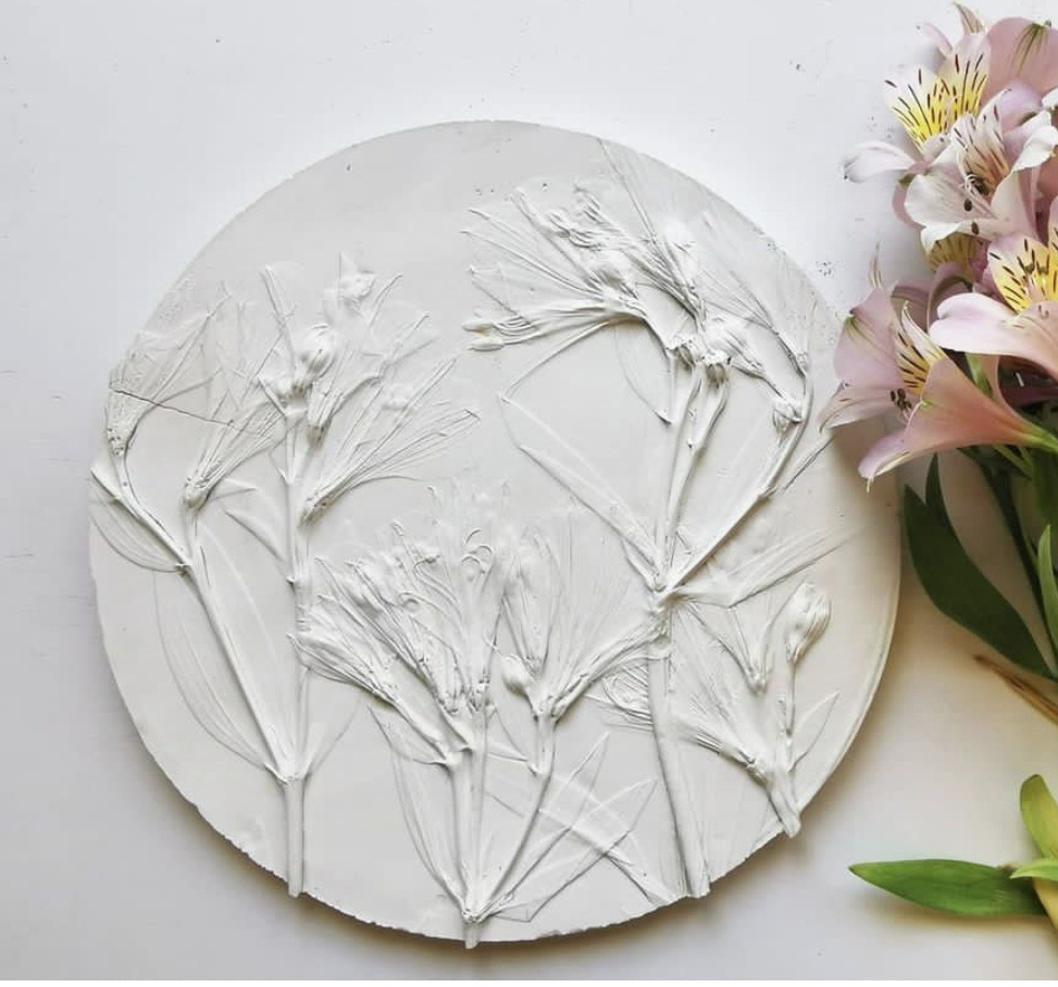 Крицкая Линда, барельеф нега д-20 см