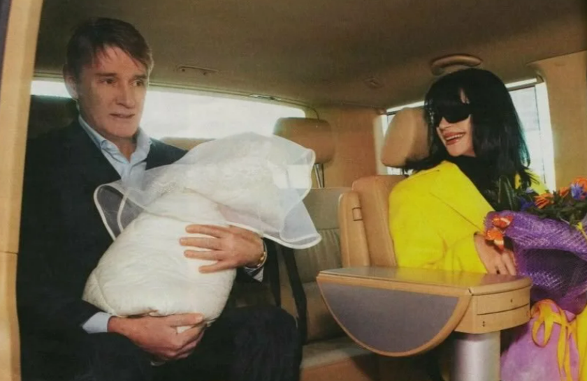 Александр Абдулов забрал дочь и жену из роддома