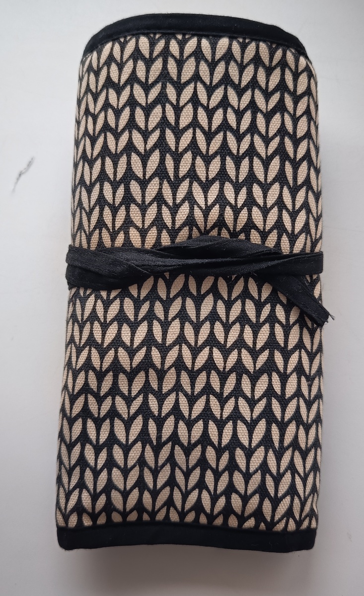 Вот этот старенький органайзер всегда, везде со мной. В нём спицы, спицы только для носков. 