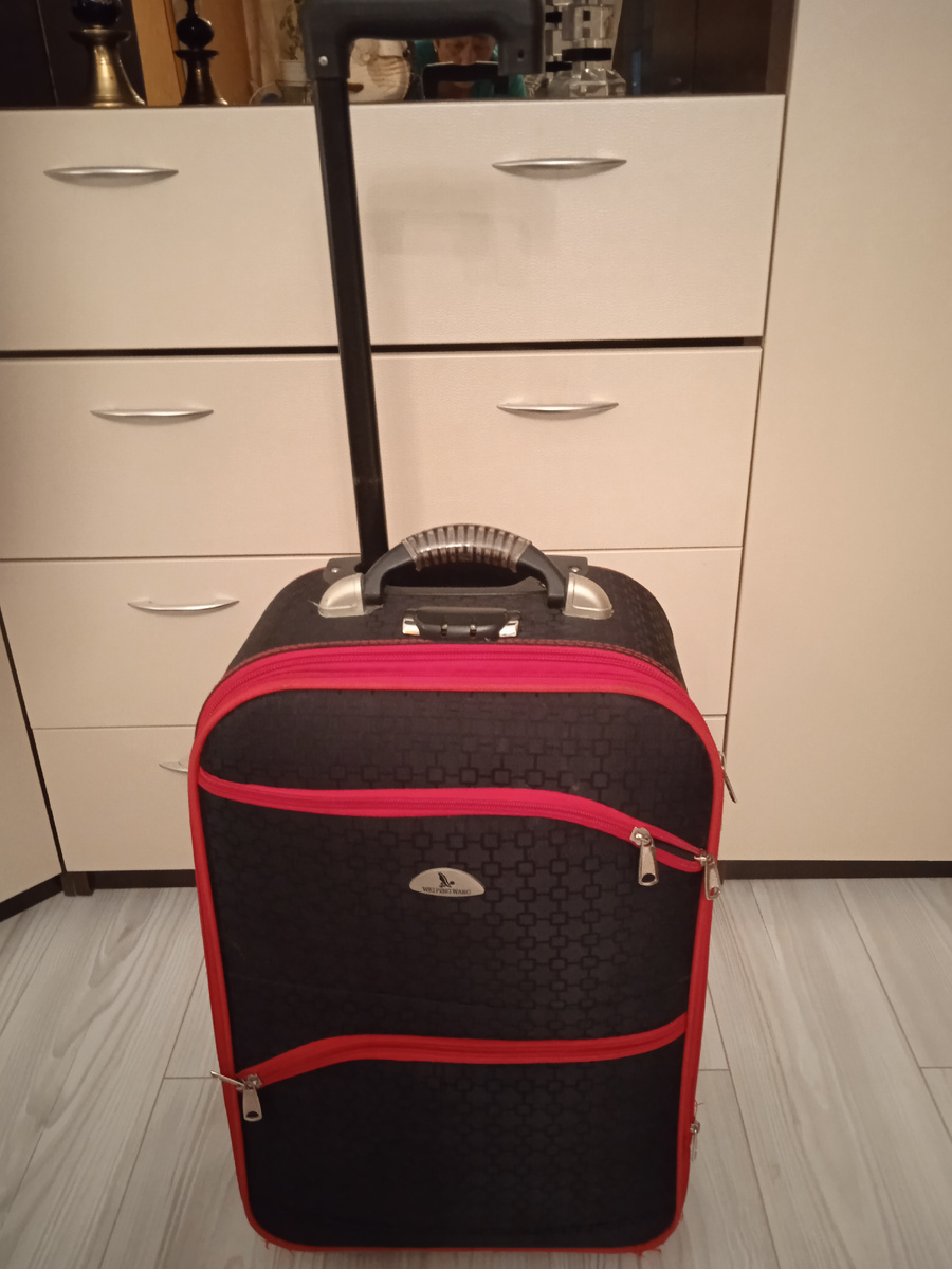 Это мой чемодан-пенсионер, ему 12лет.фото автора. 