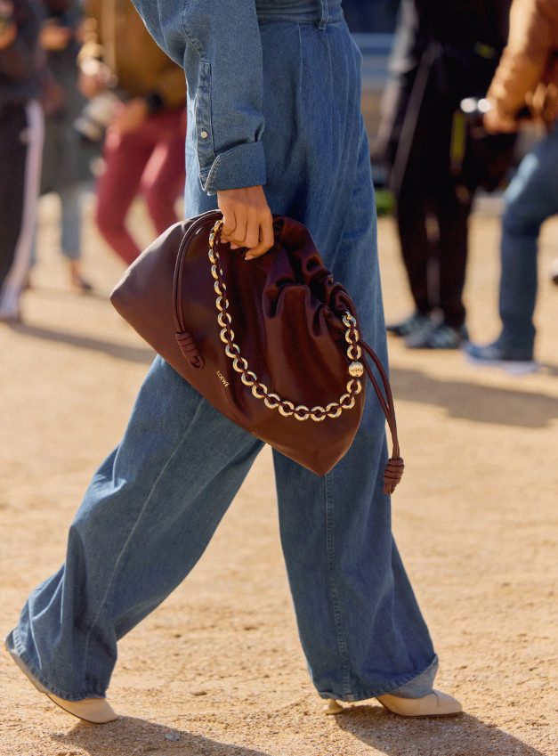 LOEWE сумка-клатч- "Flamenco" - вневременные тенденции в мире моды сумок.