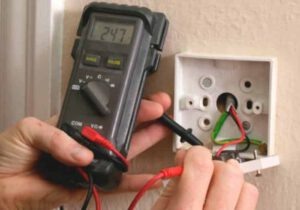 Две фазы в розетке — как такое возможно, причины, что делать?