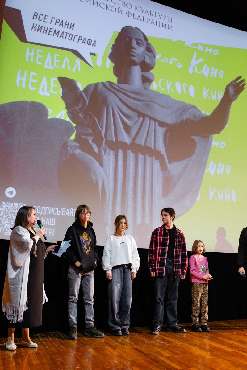 На сцене Дома Кино фильмы представили: Наталия Пачина, Илья Ермоленко, Арина Авласенко, Иван Юзеев, Вика Лаисова