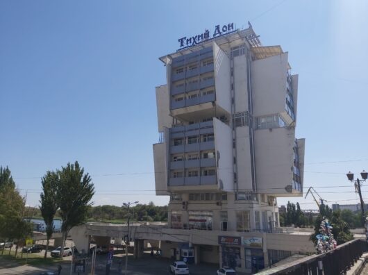    Здание ТЦ "Тихий Дон" на Береговой ( бывшая гостиница "Якорь") // фото: Ольга Медведева