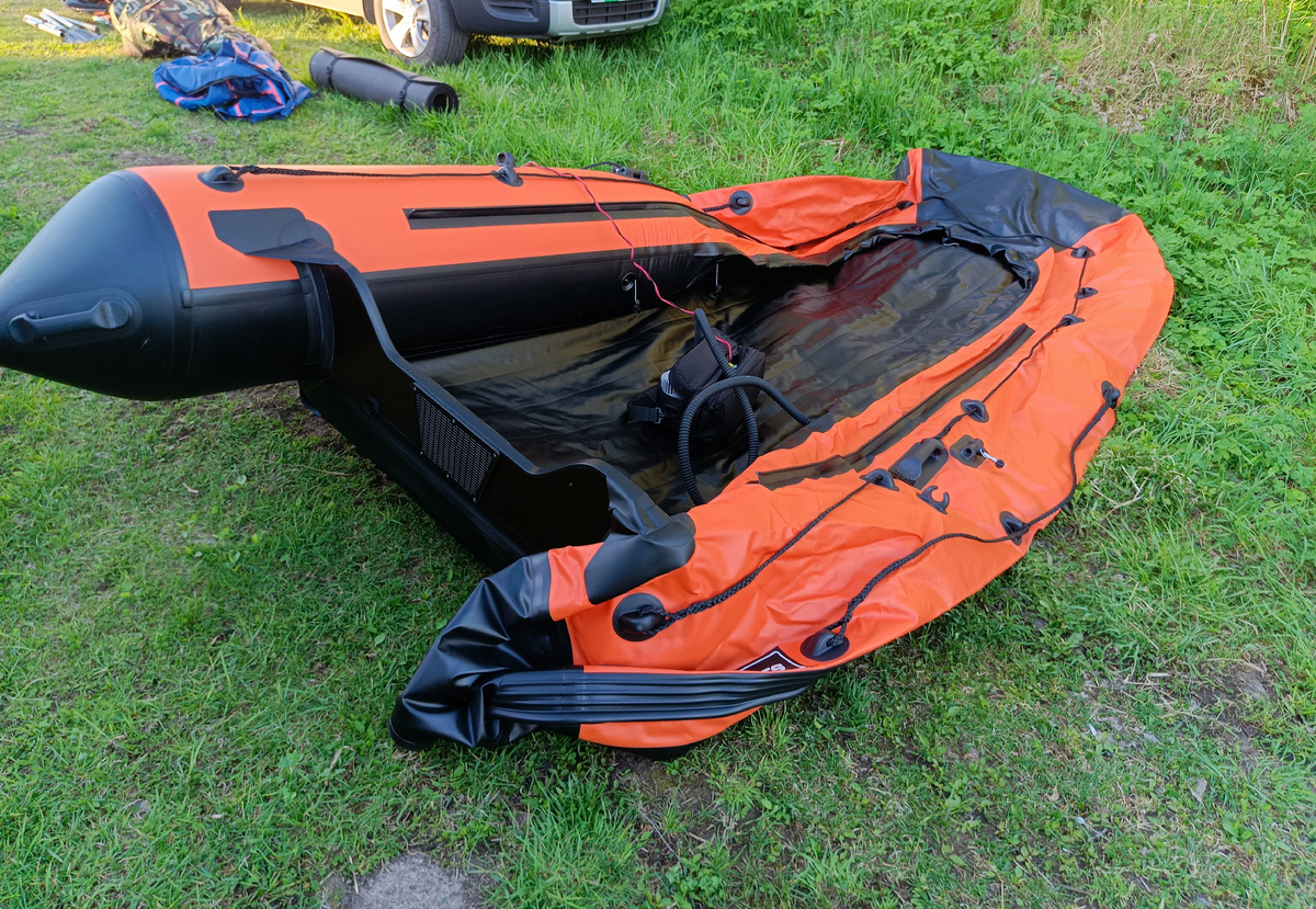 Первый раз надул лодку 25 мая и больше не сдувал ее