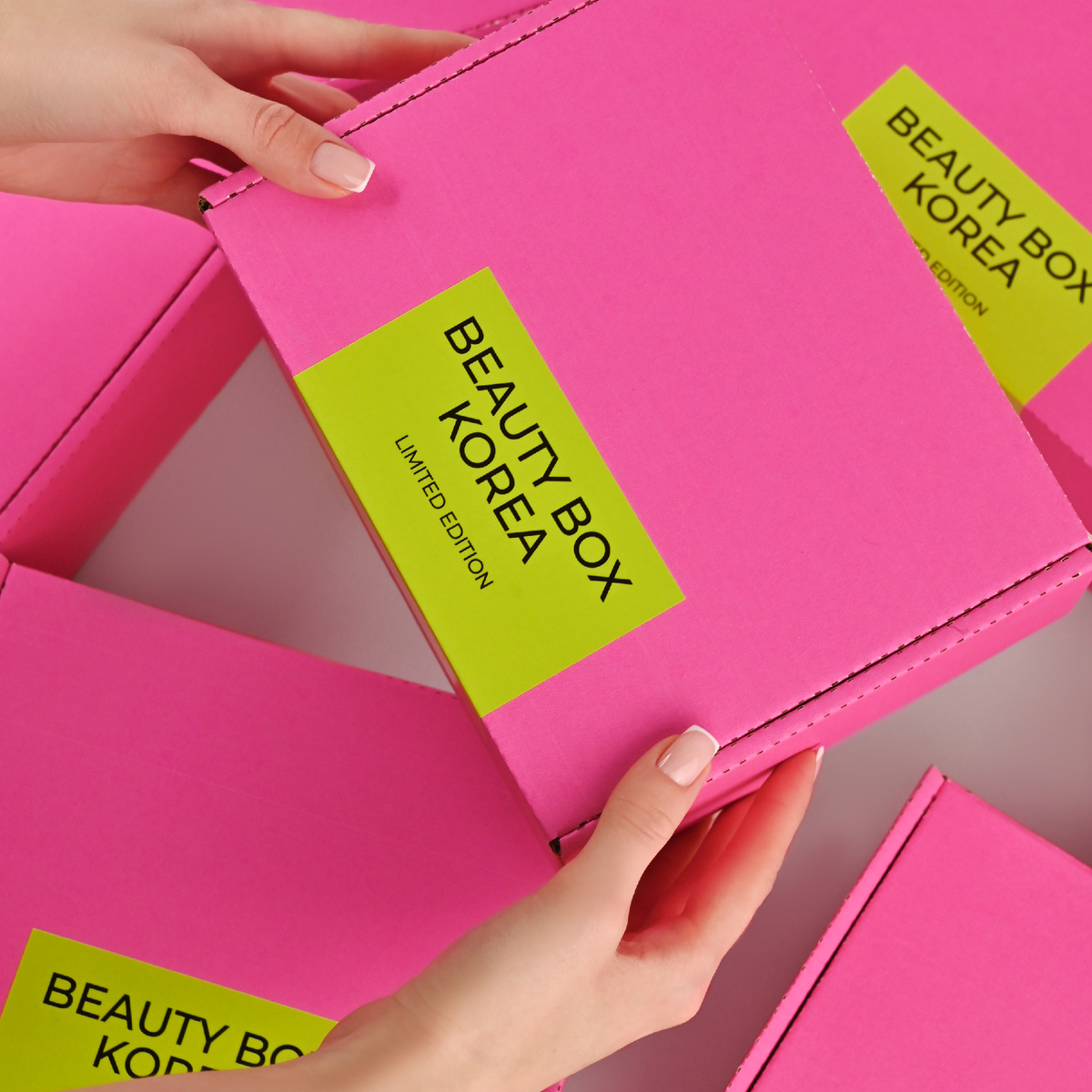 Этот набор создан опытным косметологом и включает в себя тщательно подобранные средства, которые подойдут для любого типа кожи. Корейская косметика славится своей эффективностью и инновационными формулами, поэтому такой подарок станет настоящим сюрпризом для ваших родных и друзей!