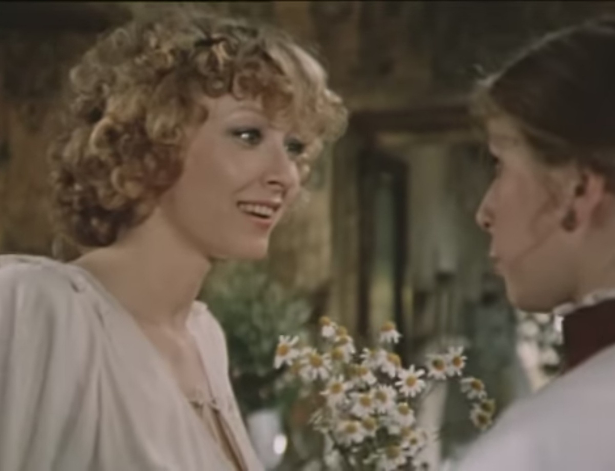 Здесь Вертинской 34-35 лет. Она прекрасно выглядит для того времени! Играет девушку, которой на 10 лет меньше. 