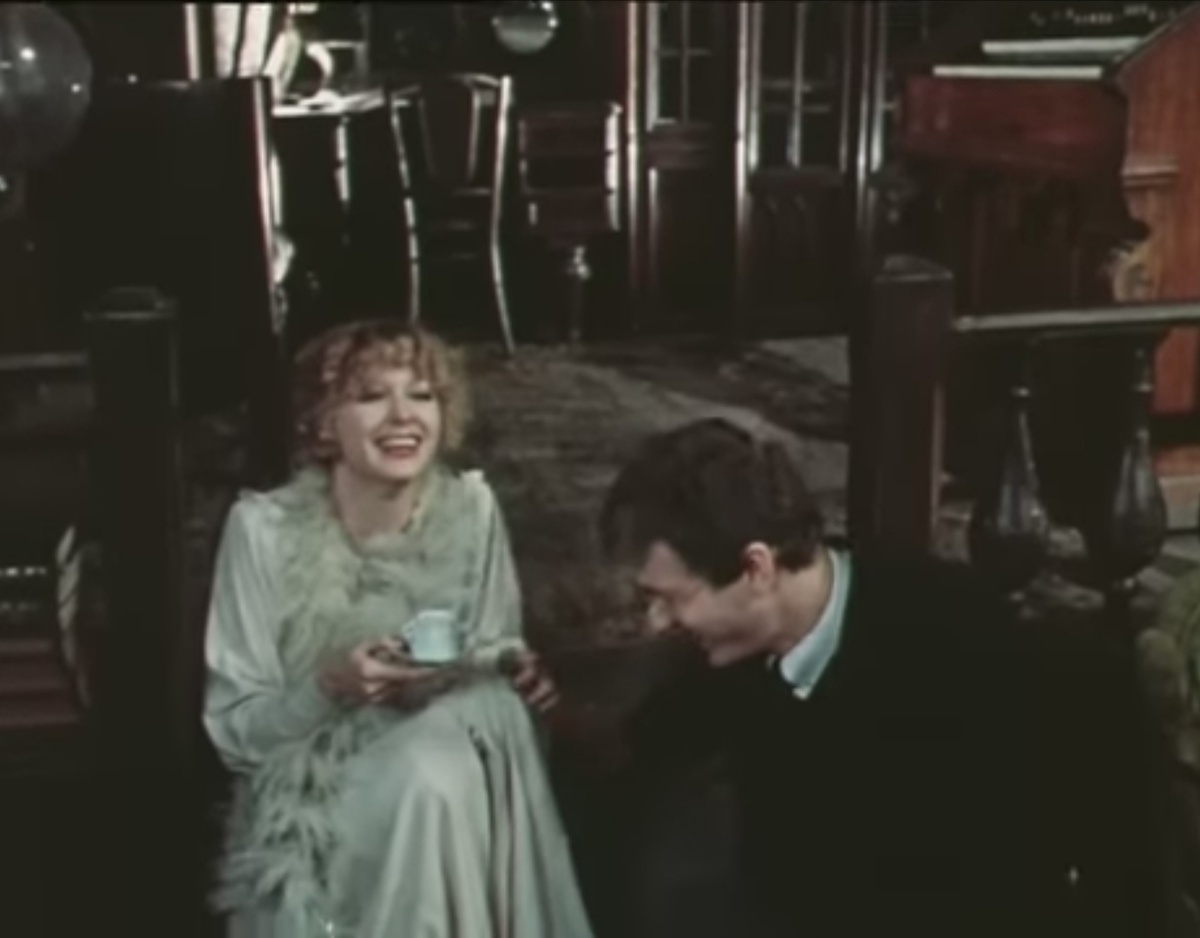 Какое изящество! В руках Моны так органично смотрится кофейная чашечка. 