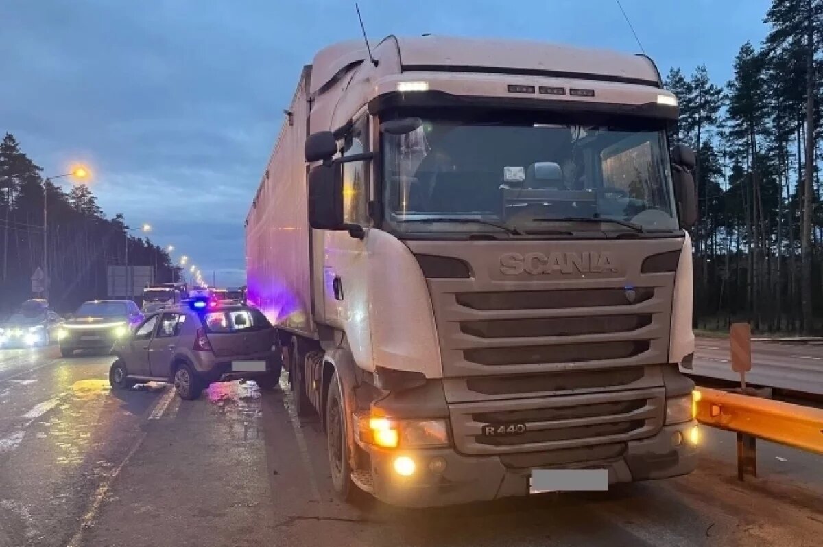    Полицейские сообщили подробности ДТП с легковушкой и грузовиком под Тверью