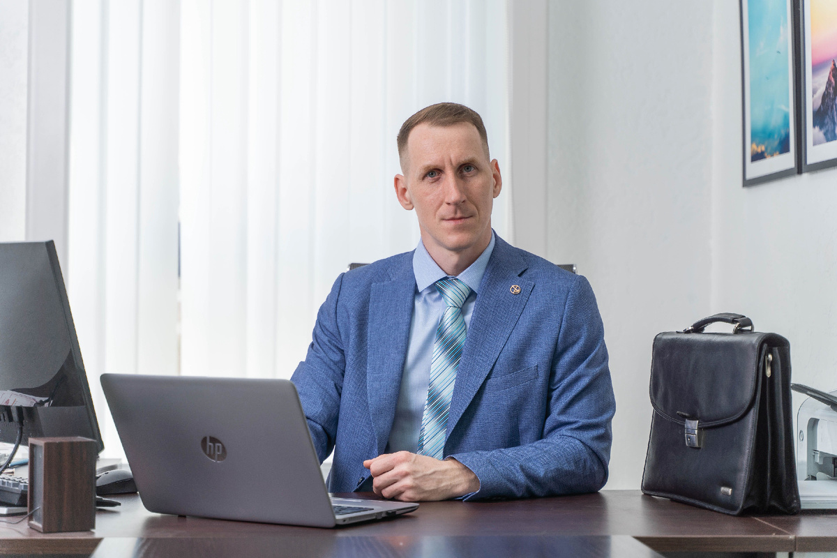 Яков Brandman (за работой)