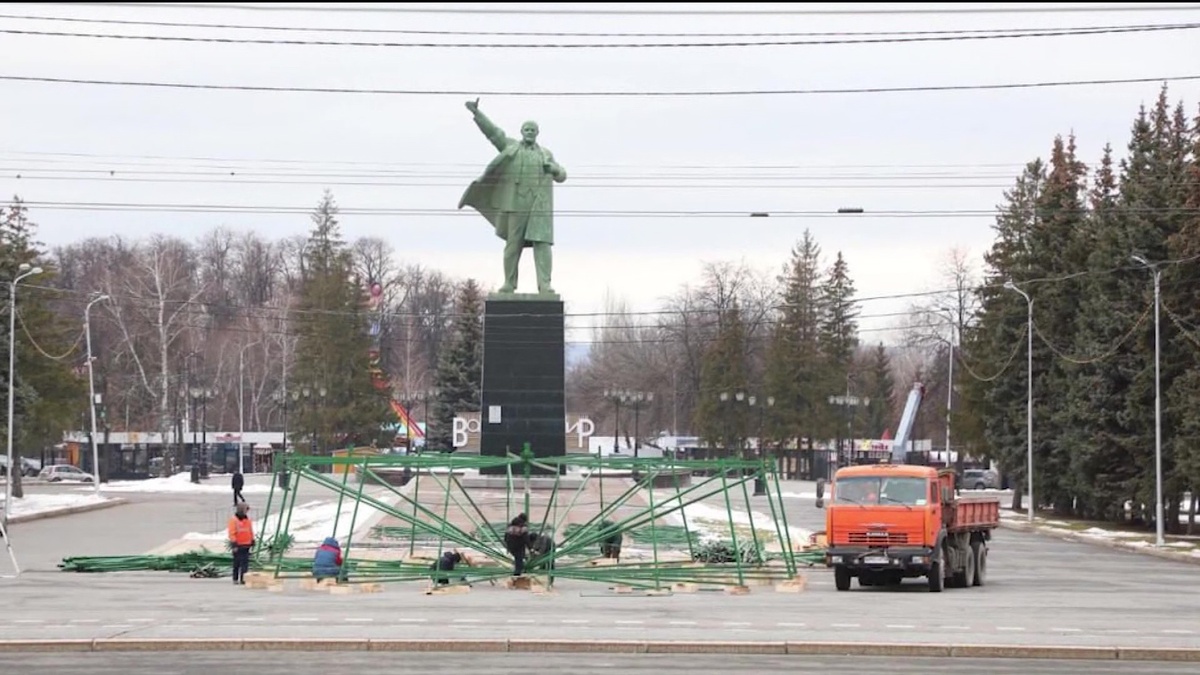    На площади Ленина в Уфе приступили к установке пиксельной елки