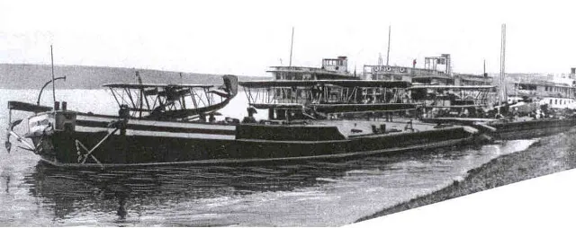 Авианосная баржа «Коммуна» с гидросамолетами М-9 на Волге, 1918-19 годы.