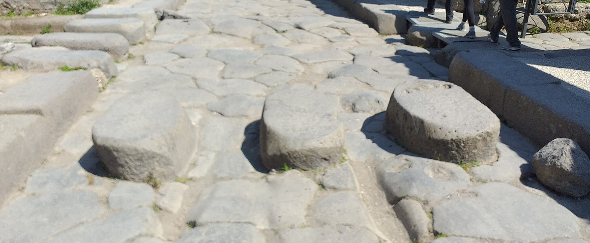 Древний «пешеходный переход» в Помпеях. Фото: commons.wikimedia.com/Sergei Schmalz