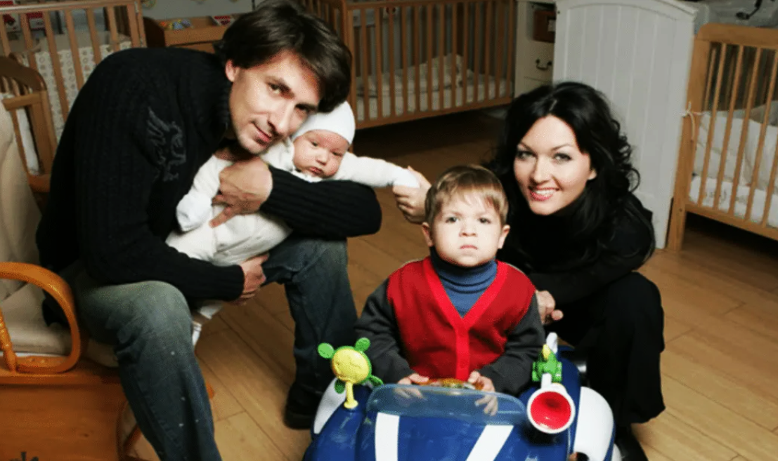 на фото Григорий Антипенко и Юля Такшина с сыновьями 