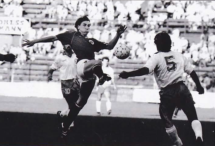 Фото: журнал "Мировой футбол"  Симен Агдестейн играет за сборную Норвегии против Кипра