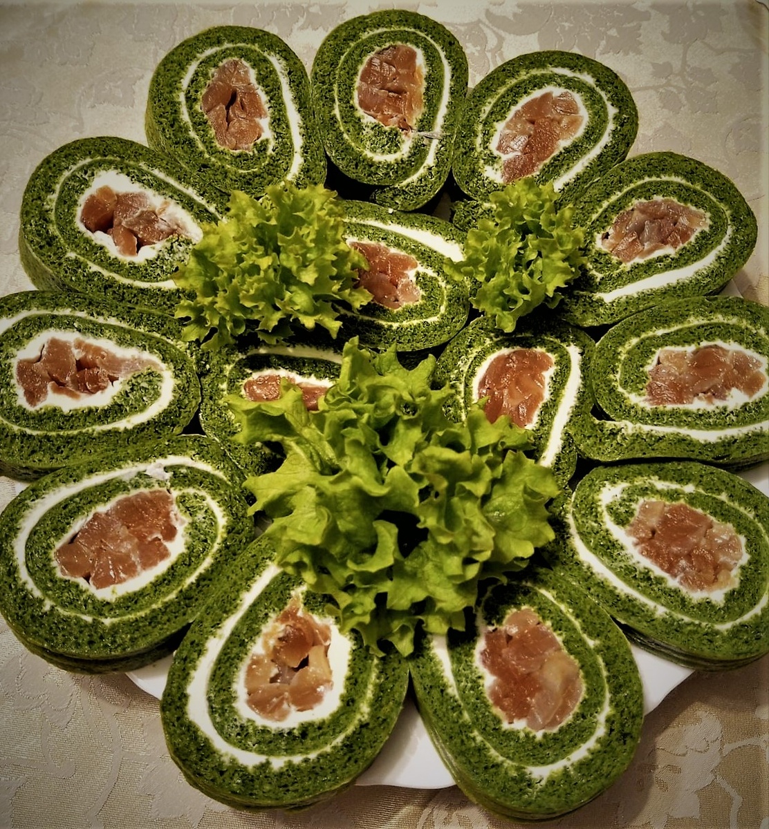 рулет из шпината с красной рыбой