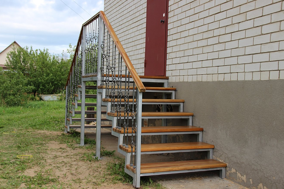 Входная лестница на металлокаркасе. Фотография из свободных источников