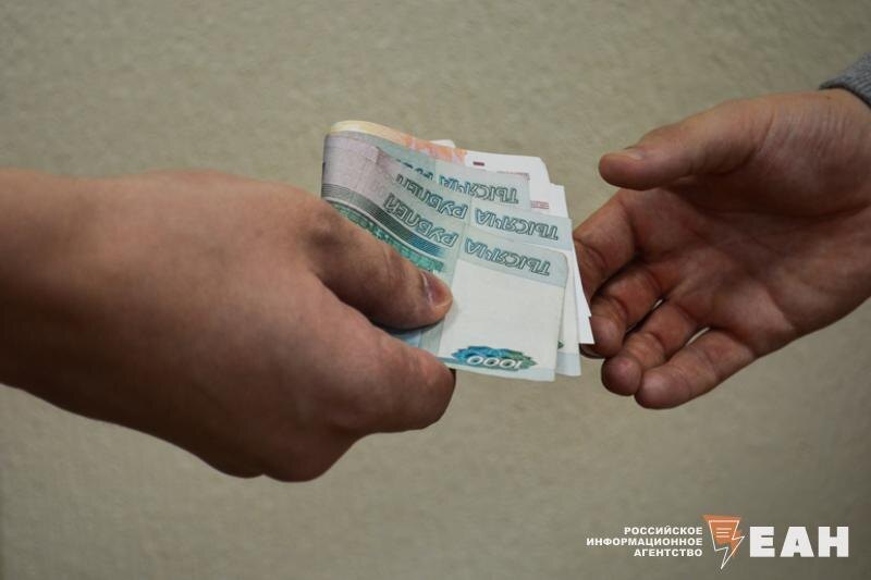    ЕАН / Полицейскому шесть человек передали по 40 тыс. рублей