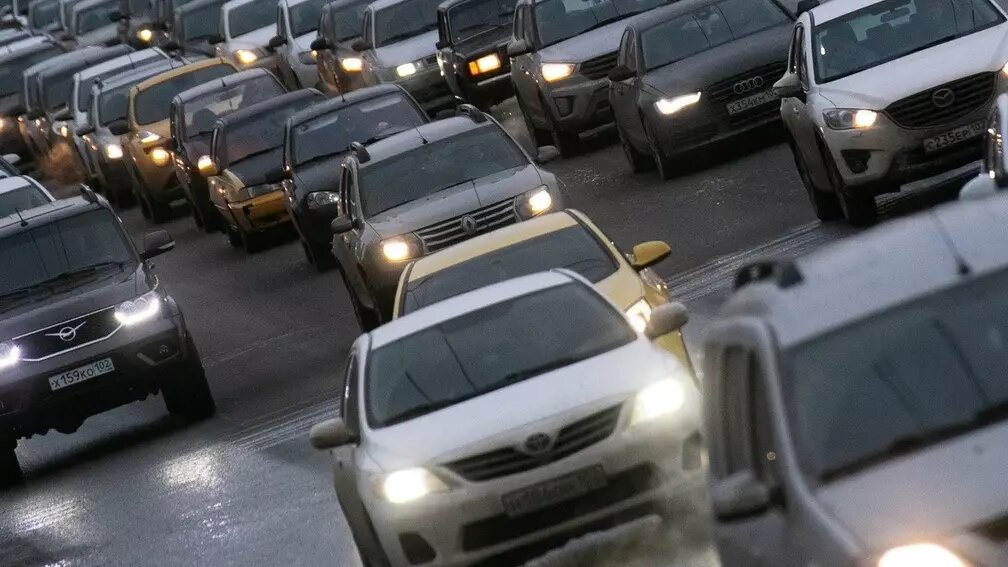 Автомобилистам в Москве рекомендуют временно пересесть на общественный транспорт из-за последствий снегопада и связанных с ним пробок. Фото: 1MI