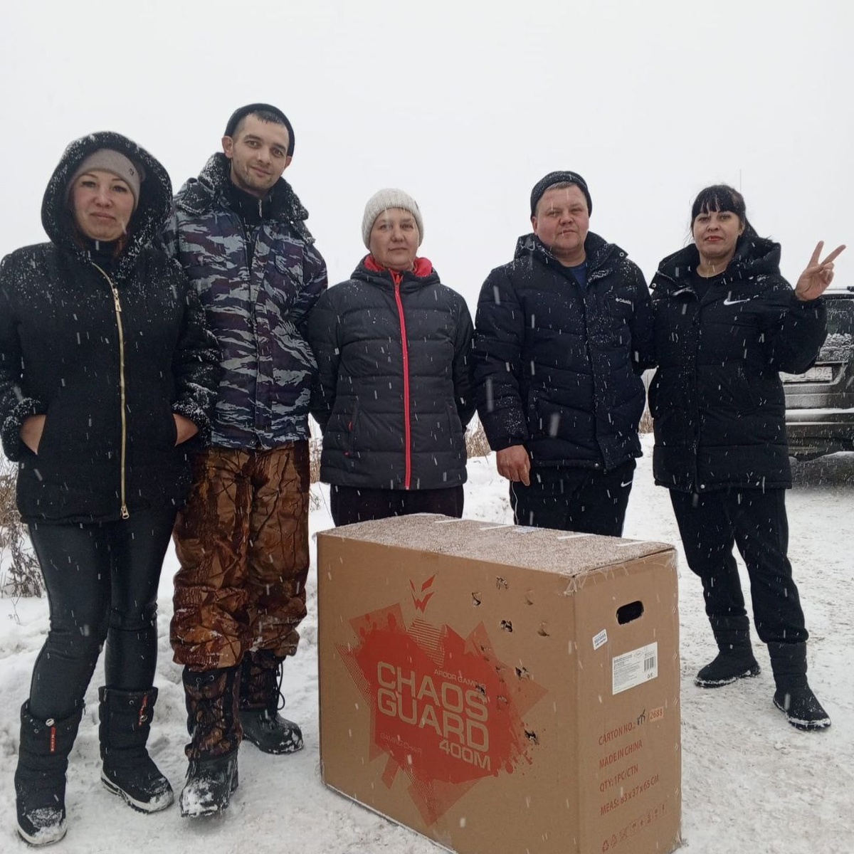 В спасательной операции принимали участие более десятка неравнодушных полевчан.  На фото рыбаки Рустам Кулдашев и Михаил Коровин, чья попытка догнать вредину-лебедëнка 
на тонком льду оказалась удачной