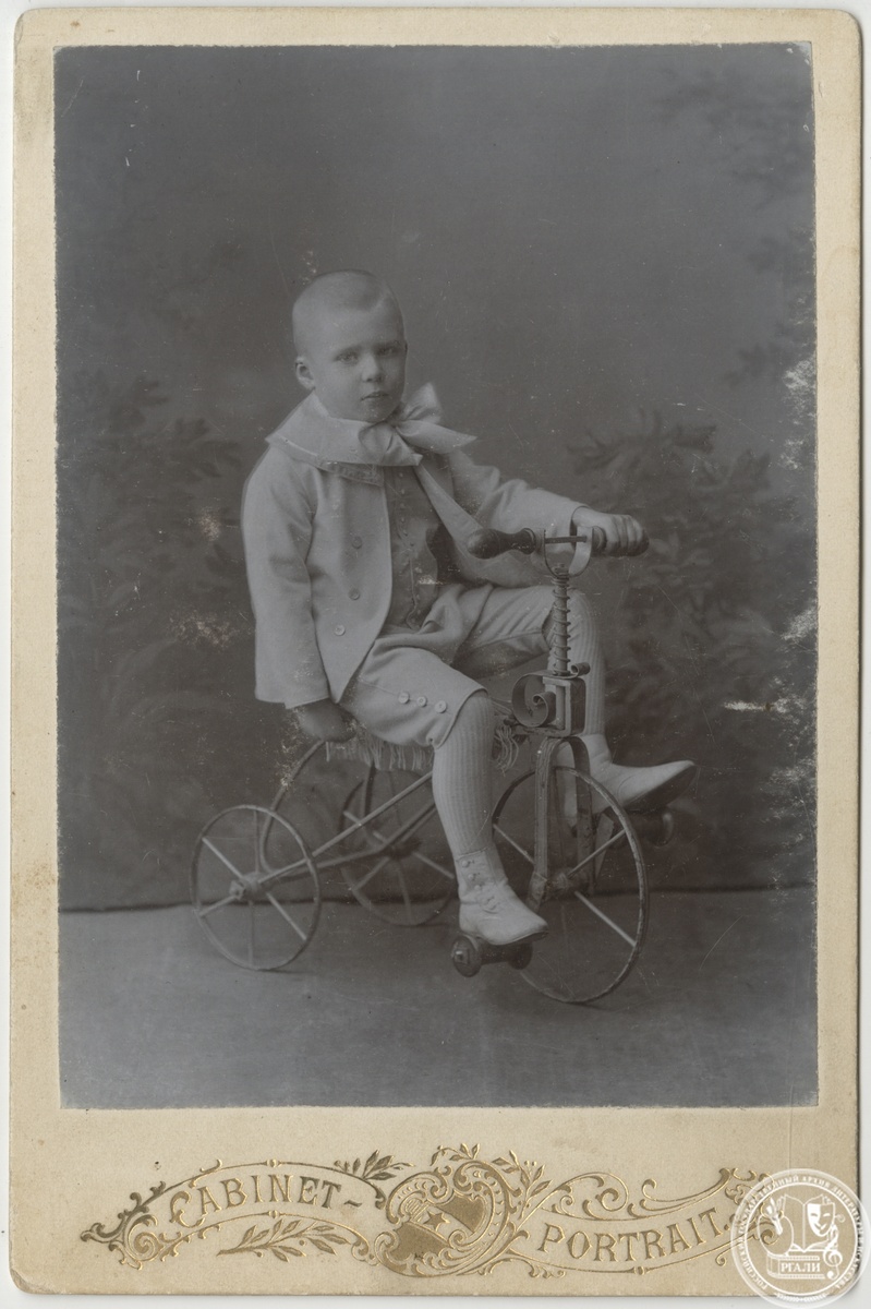 Фотография Володи Яхонтова. [1900-е гг.]. РГАЛИ. Ф. 2440. Оп. 1.