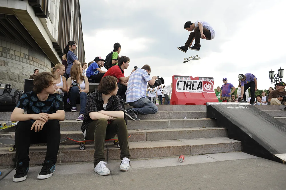 Скейт парк москва красная площадь. Скейт парк под мостом в москве. Скейт парк в южном чертаново. Skate moscow. Скейт парк ванс парк горького.