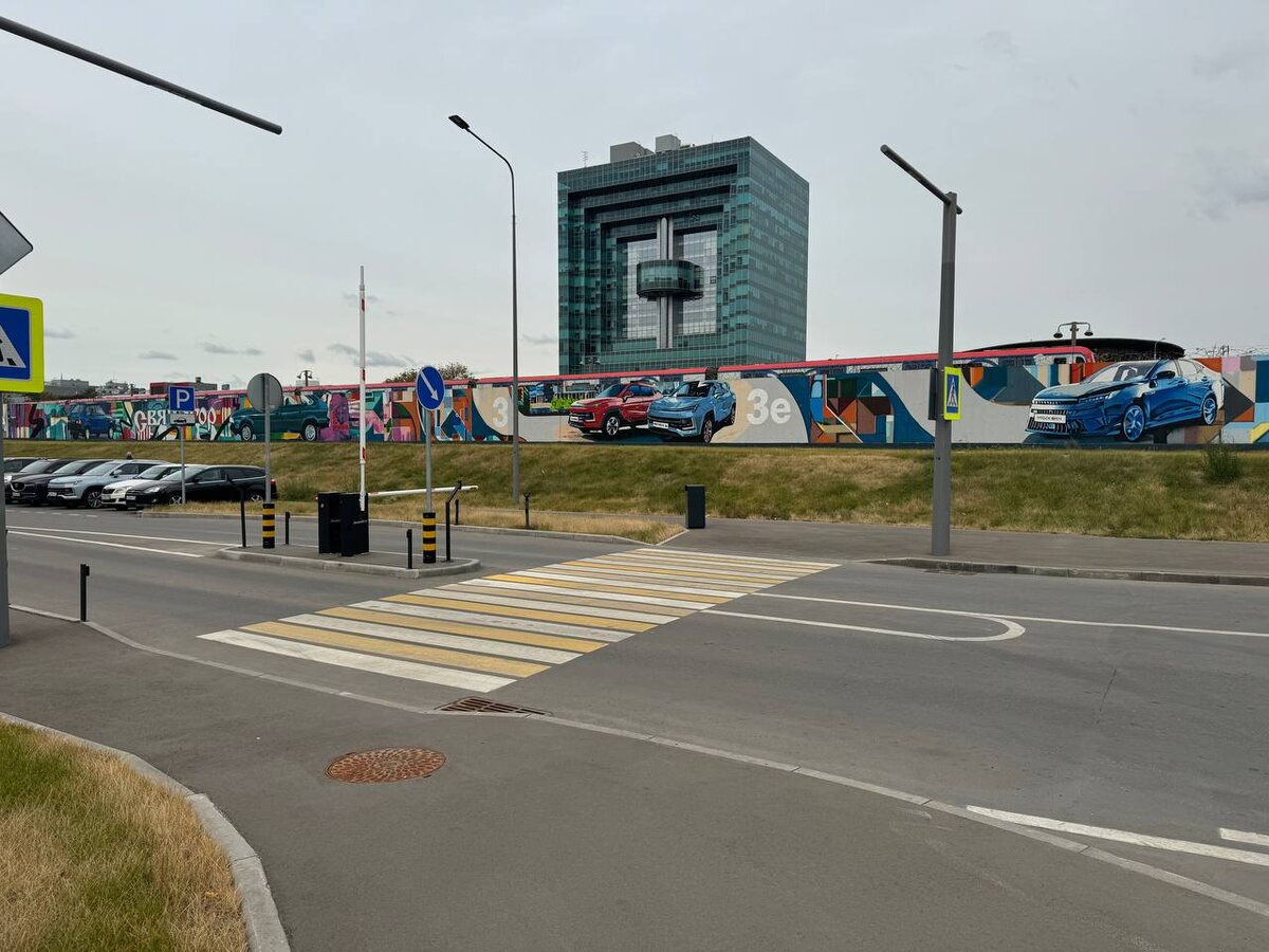 Стрит АРТ у входа на завод Москвич